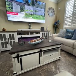 Beautiful White Farmhouse Coffee Table In Excellent Condition