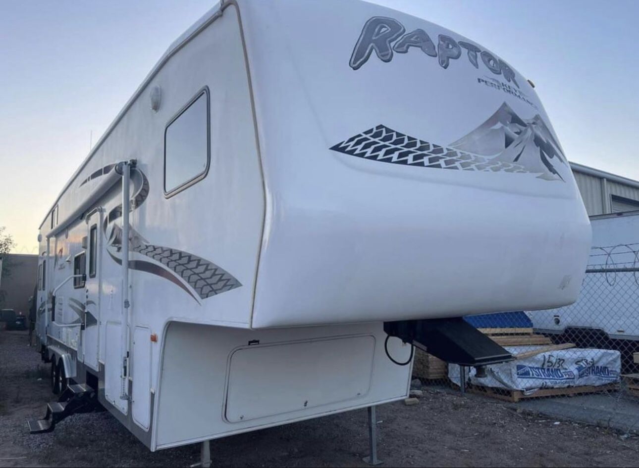 2005 Keystone Raptor Toy Hauler / Fifth Wheel/ Rv/ Travel Trailer 