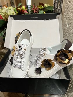 Karl Lagerfeld Paris White Floral Sneakers!  size-9