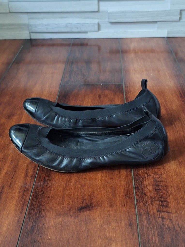 CHANEL Black Leather Flats with Glossy Toe Size 6