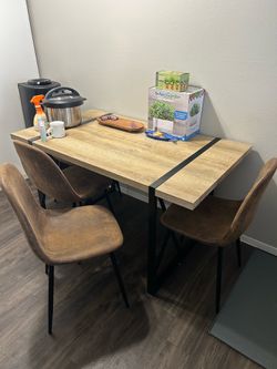 Dining table & chairs (4)