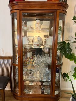 Beautiful solid wood china curio hutch. Excellent condition and smoke free home.