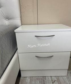 Queen bed 🛏 mattress included