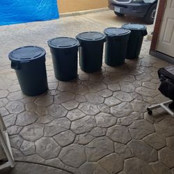 BRUTE Rubbermaid 32 Gal Trash Cans