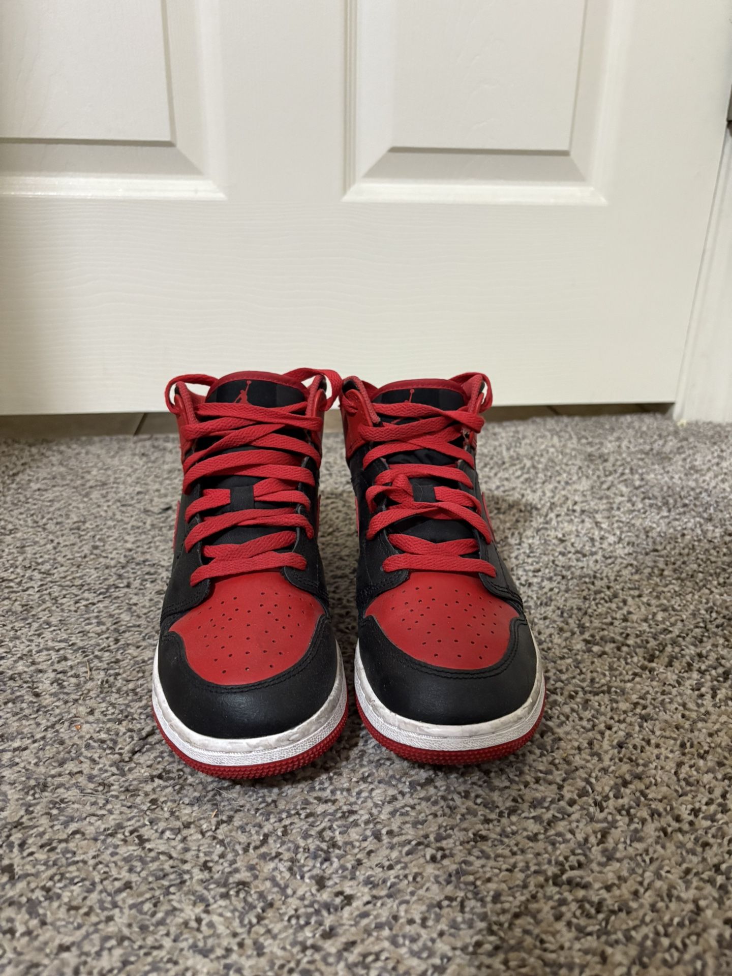 Air Jordan 1 Mid Alternate Bred