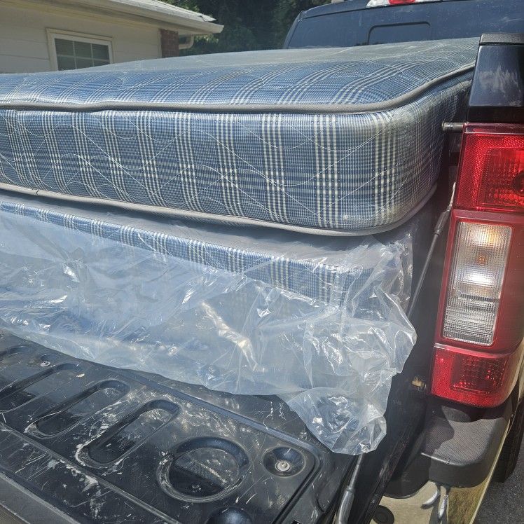 USED QUEEN MATTRESS AND BOXSPRING