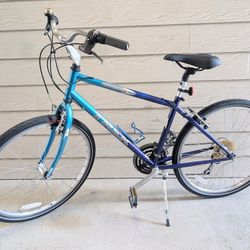 TREK 200 Navigator - 26" wheels Chromoly frame Hybrid bike (Good Condition)