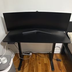 DESK AND GAMING MONITOR