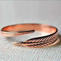 Pure Copper Feather Bracelet Bangle Adjustable 10 mm Wide 24g Open Cuff

Pure copper feather bracelet with a detailed nature inspired design. 