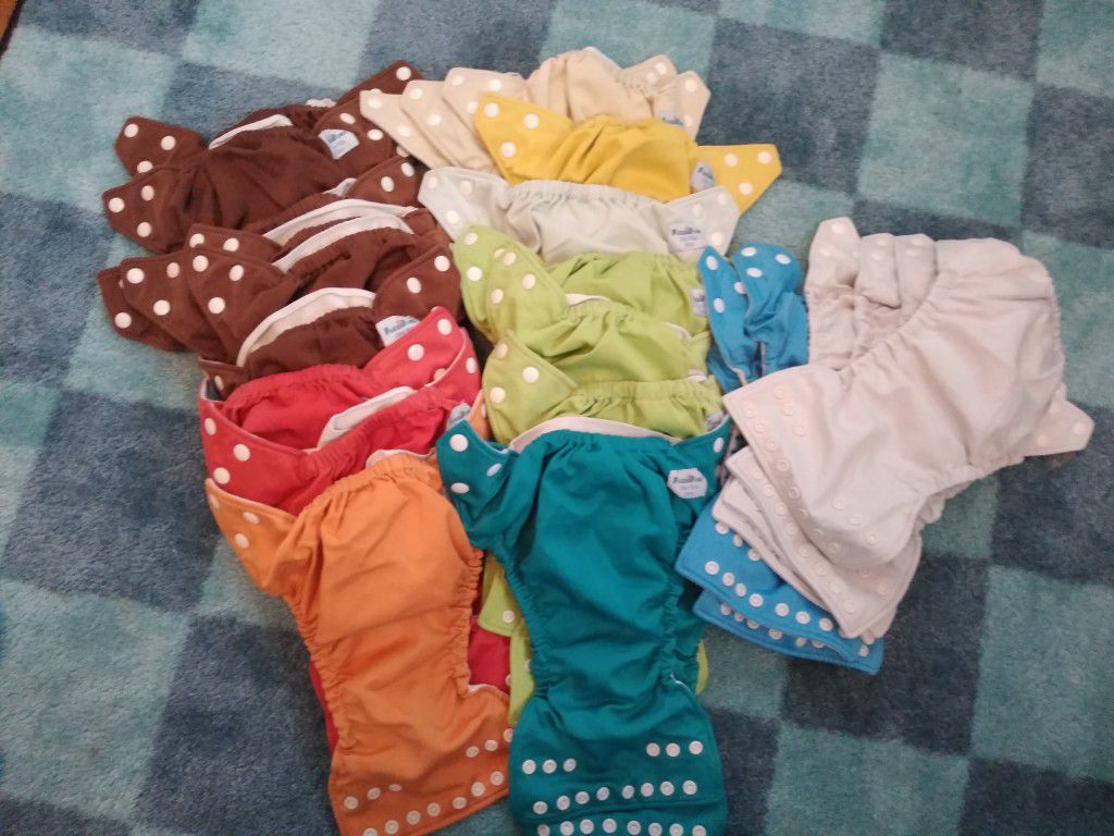 42 Fuzzibunz cloth diapers and many many inserts
