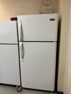 Frigidaire White Top-Freezer Refrigerator