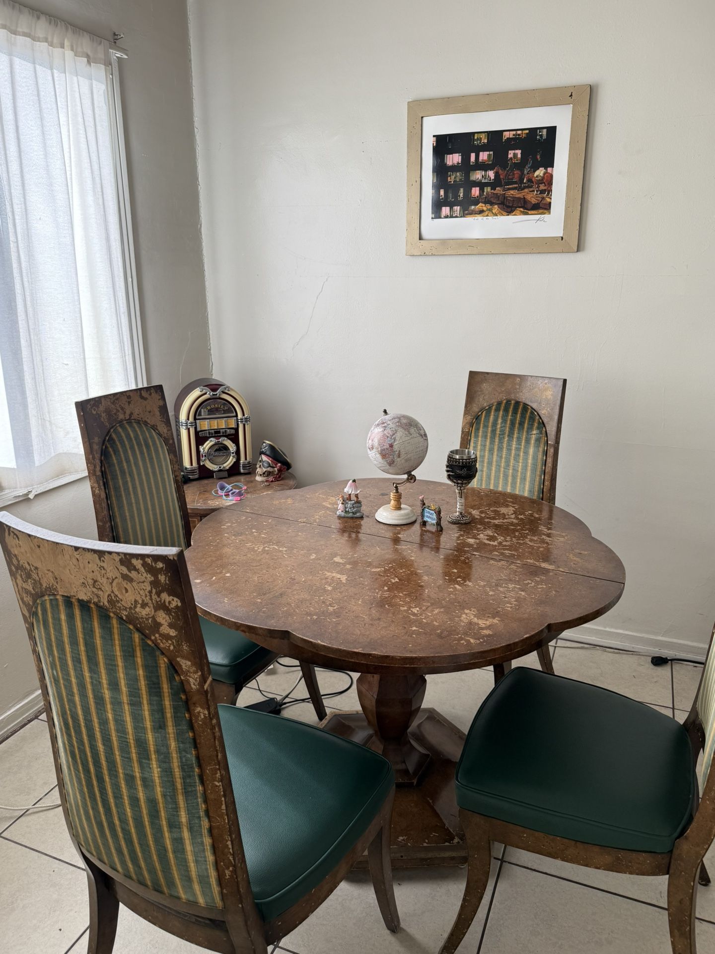 Beautiful vintage Victorian table with 4 matching chairs 