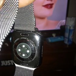 iPhone Apple Watch Series 8