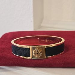 Brand New Black Tory Burch Kira Enamel Medium Hinged Bangle Bracelet with logo 18K-Gold-Plated