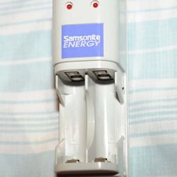 Samonite Battery Charger LR36665
Charges 4 AA Batteries At A Time
Luggage Or Phone