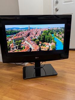 LG 32” HDTV with Universal Tabletop Stand – Works Great
