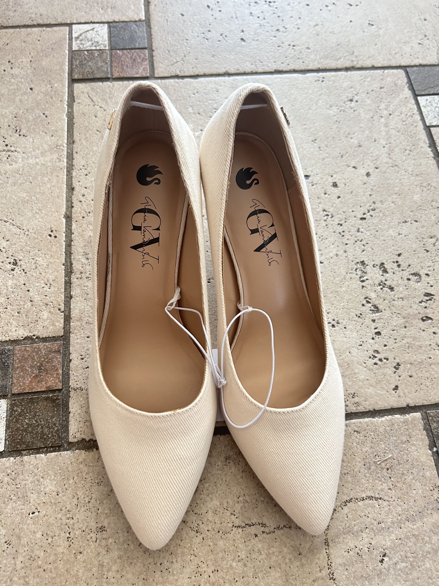 NWT Gloria Vanderbilt women elegant cream high heels Size 8.5