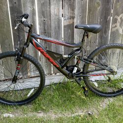 Hyper Shocker 26" Full-Suspension Mountain Bike Fits Riders 5'2" - 5’10” Black - Like NEW 