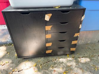 Storage cabinet with drawers