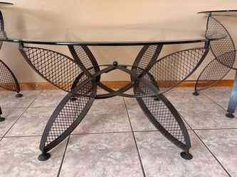 **MUST go!! Livingroom coffee & end tables