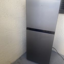 Midea 4.5-cu ft Mini Fridge with Freezer ( Stainless Steel ) ENERGY STAR