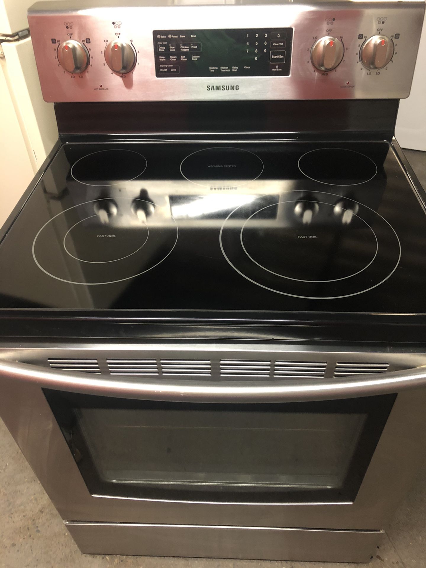 Mint condition stainless steel electric stove by Samsung ( warranty )