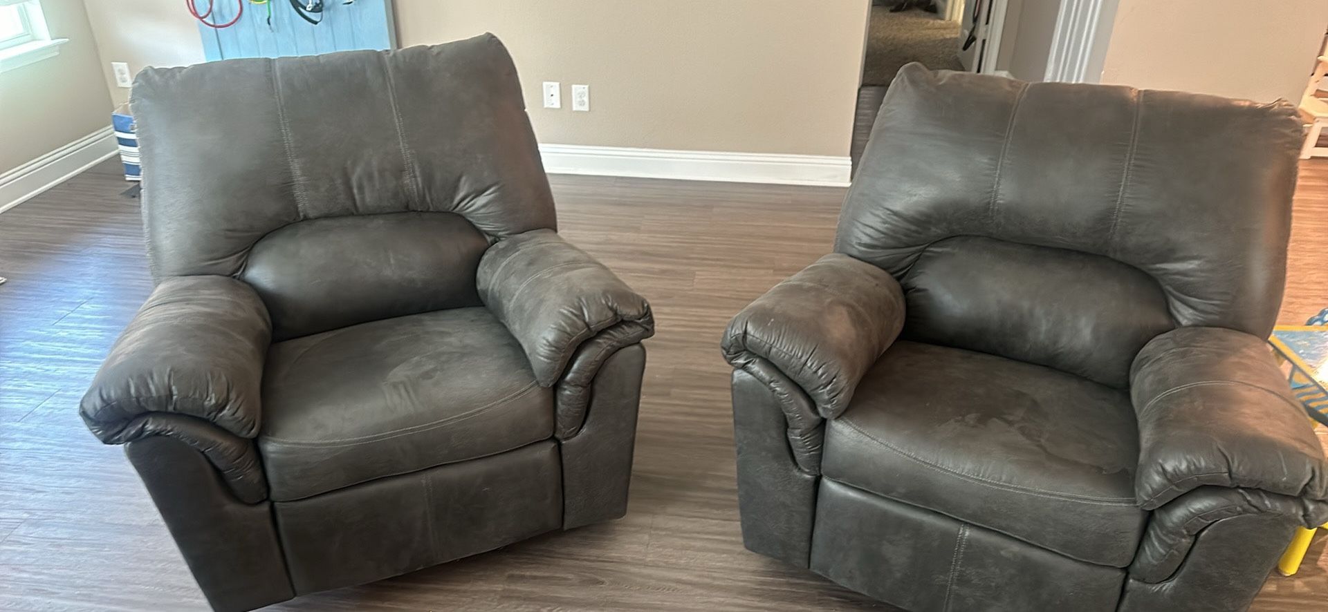 Set Of 2 Recliners Signature Design By Ashley for Sale in Saginaw, TX