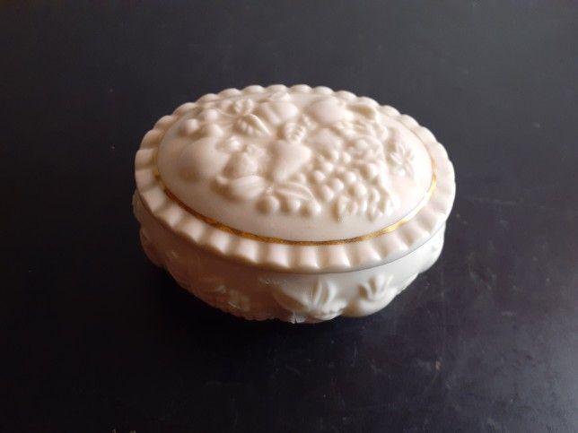 EXQUISITE LENOX Ornate Beige Fine Porcelain 3" Oval Trinket Box