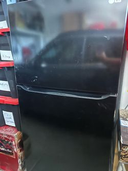 LG 20 Cu. Ft. Top-Freezer Refrigerator – Excellent Condition