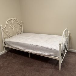 Selling Kids Bed