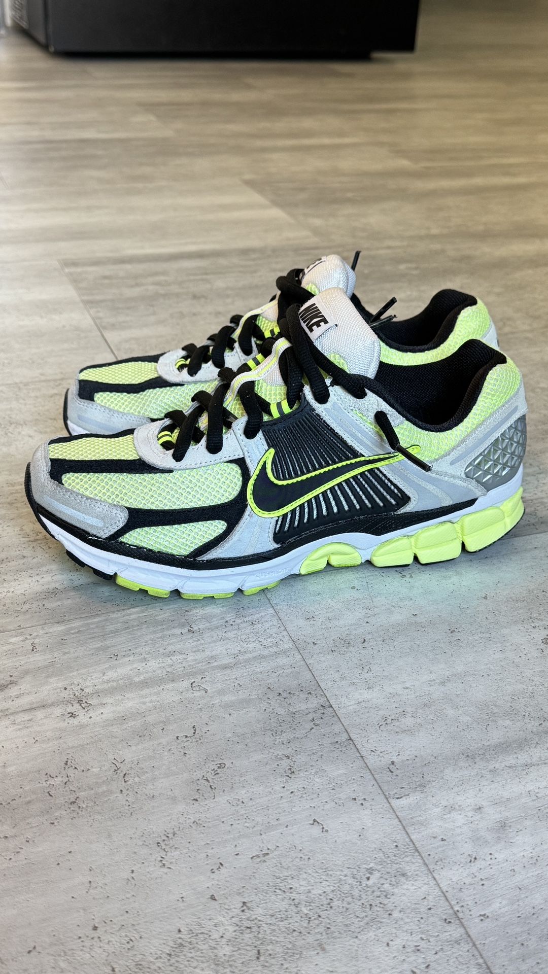 Nike Vomero 5, Size 9