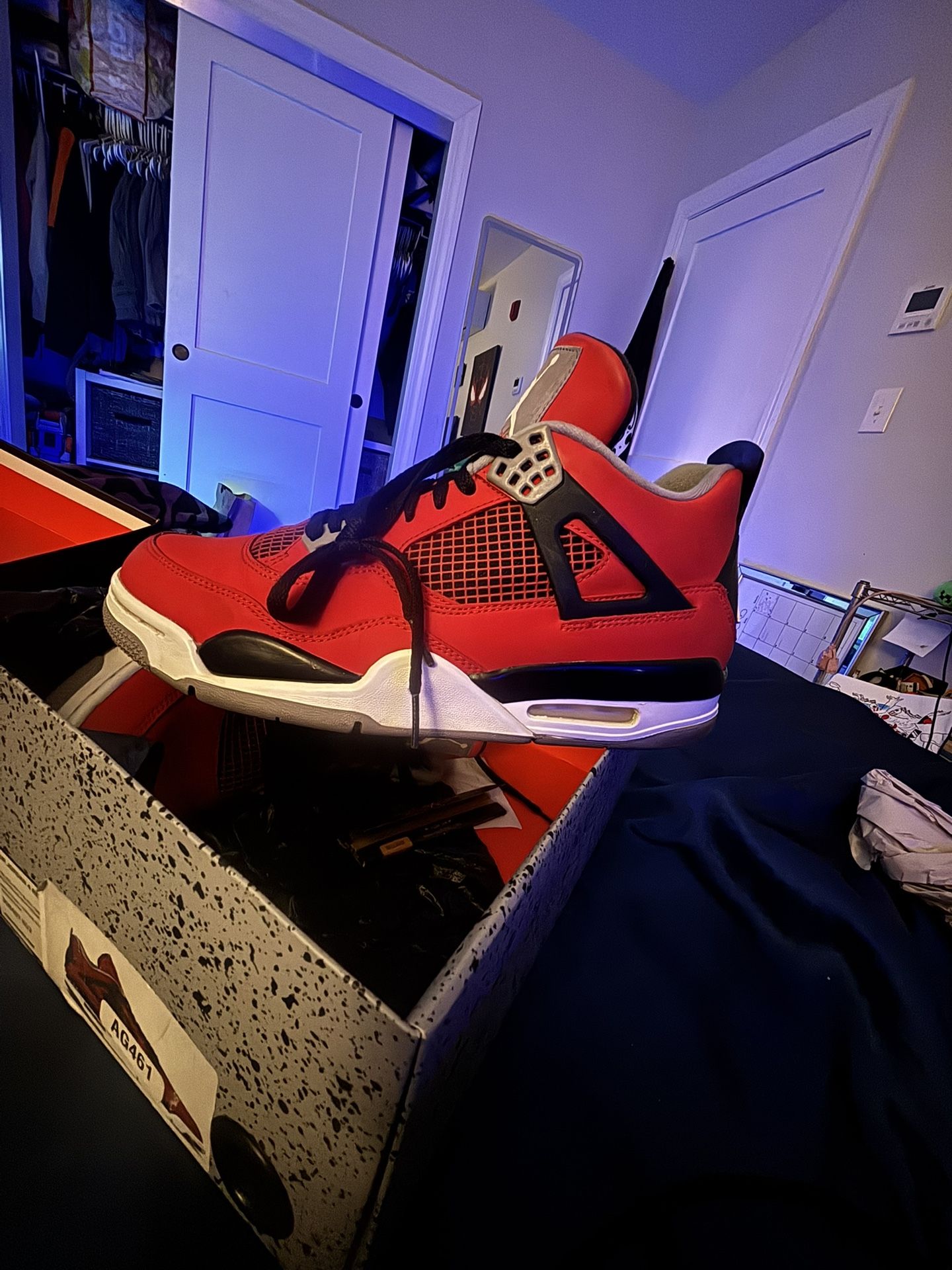 Toro Bravo Jordan 4 Size 10