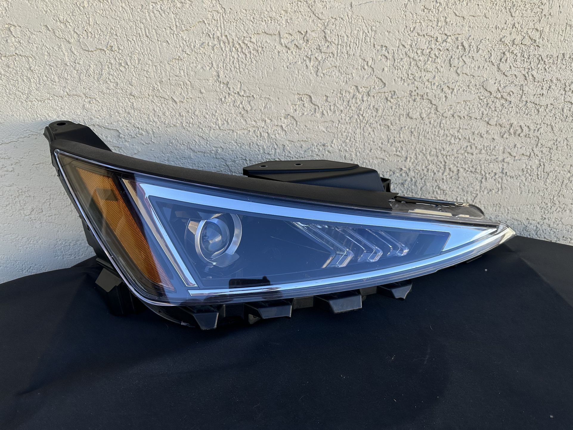 Hyundai Elantra Headlight 2019 - 2020, Hyundai Elantra Headlamp, OEM ORIGINAL HYUNDAI PART, passenger side light 