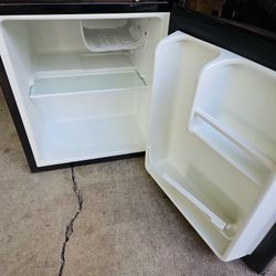 MINI FRIDGE REFRIGERATOR WORKS GREAT