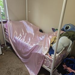 Canopy bed