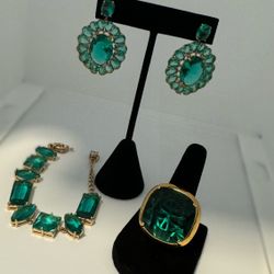 Set of earrings, ring & bracelets - 18k gold Plated & Emerald Stone.