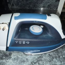 Sunbeam 1700W Steam Iron, 8' Retractable Cord
