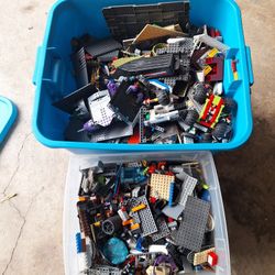 Legos 59 pounds in 2 bins. No Figures that I see.