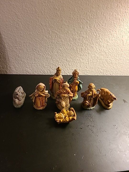 EXQUISITE VTG Fontanini Styled & Stamped 8pcs Resin Nativity Set Made in Italy.
Great Christmas Decor