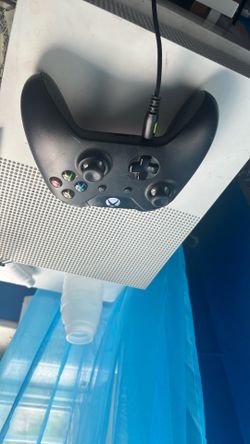 used xbox one s with wires and controllers white