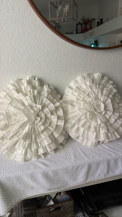 set of 2 pillows ruffled white clean