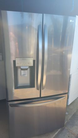 LG BLACK STAINLESS STEEL REFRIGERATOR IN EXCELLENT CONDITION WORKS GREAT CAN DELIVER ANYWHERE