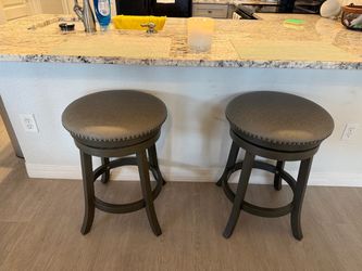 Round swivel stool