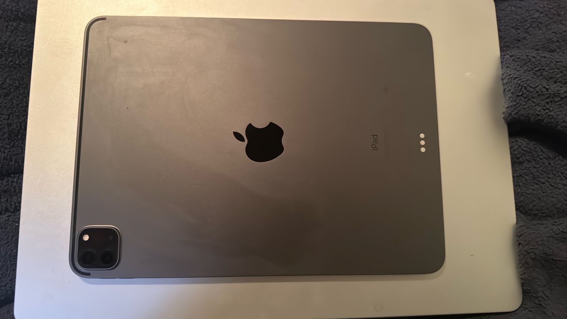 Apple iPad Pro 11-inch + Keyboard Case