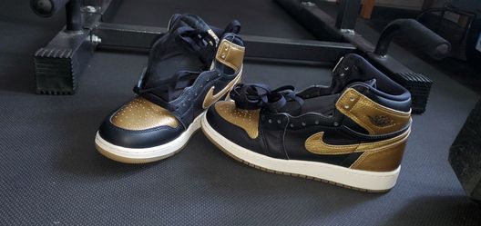 Air Jordan 1 Retro High Black Gold Sneakers