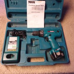 Makita 12-volt Cordless Drill With One Battery And Charger And Case
