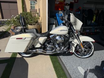 Harley Street Glide - Like New / Show Condition