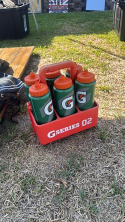 6 Gatorade water bottles and holder