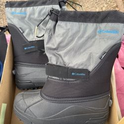 Kids Size 4 Snow boots 