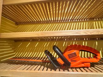 HEDGE TRIMMER BLACK AND DECKER